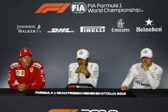 Lewis Hamilton, Mercedes AMG F1, ve Kimi Raikkonen, Valtteri Bottas,