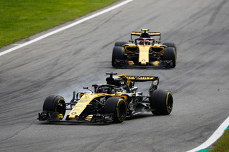Nico Hulkenberg, Renault Sport F1 Team R.S. 18, Carlos Sainz Jr., Renault Sport F1 Team R.S. 18