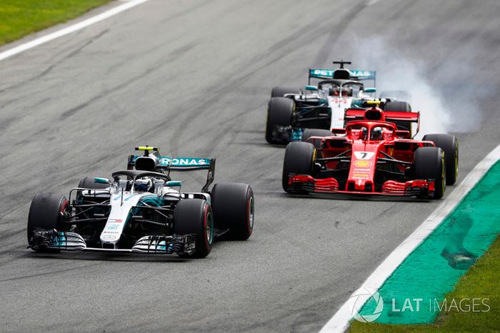 Valtteri Bottas, Mercedes AMG F1 W09, Kimi Raikkonen, Ferrari SF71H, y Lewis Hamilton, Mercedes AMG F1 W09
