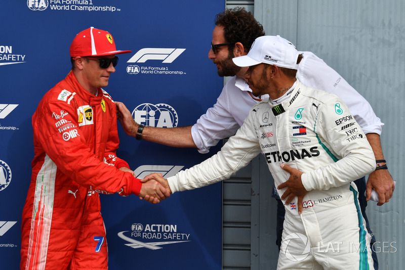 Поулсіттер Кімі Райкконен (Ferrari) приймає вітання від Льюіса Хемілтона (Mercedes AMG F1)