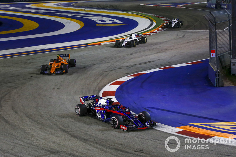 Brendon Hartley, Scuderia Toro Rosso STR13 y Stoffel Vandoorne, McLaren MCL33