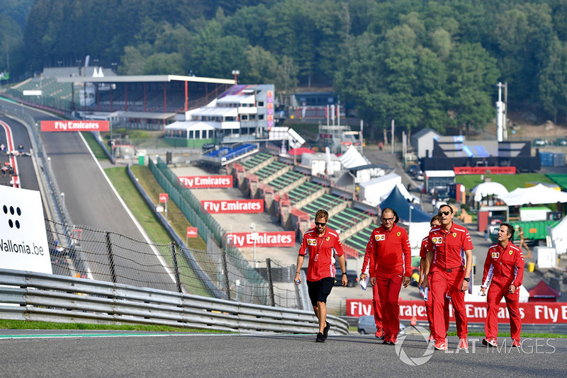 Sebastian Vettel, Ferrari, cammina lungo il circuito