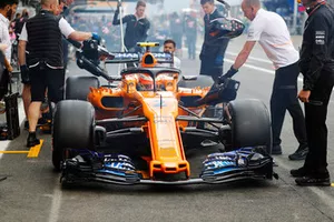 Stoffel Vandoorne, McLaren MCL33, au stand