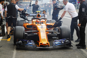 Stoffel Vandoorne, McLaren MCL33, is serviced in his pit area