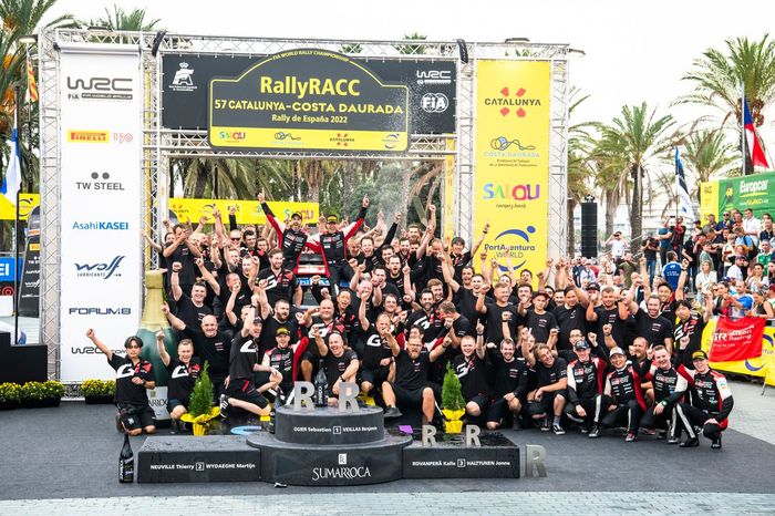 Sebastien Ogier, Benjamin Veillas, Toyota Gazoo Racing WRT Toyota GR Yaris Rally1 con el equipo