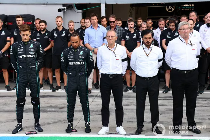 George Russell, Mercedes AMG, Lewis Hamilton, Mercedes AMG, Stefano Domenicali, director general de la Fórmula 1, Mohammed bin Sulayem, presidente de la FIA, Ross Brawn, director general de deportes de motor de la FOM, junto con el equipo Mercedes en el homenaje a la Reina Isabel II