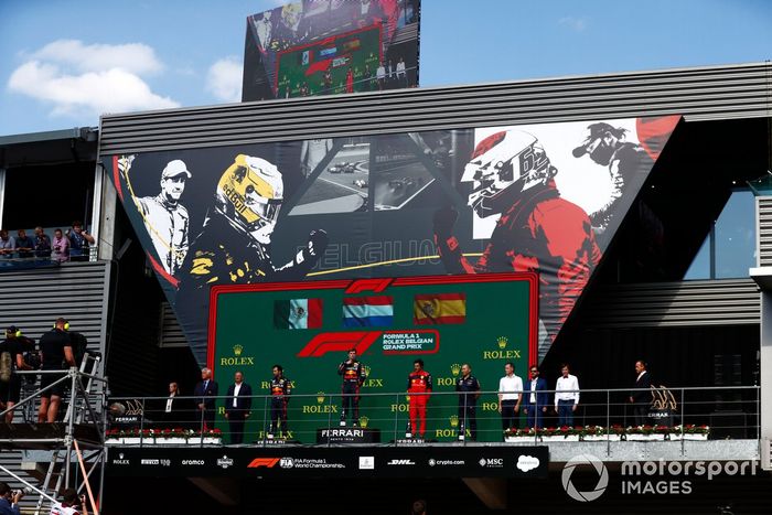 Podio: segundo lugar Sergio Pérez, Red Bull Racing, ganador Max Verstappen, Red Bull Racing, tercer lugar Carlos Sainz, Ferrari