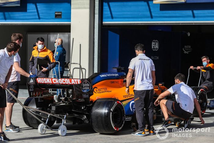 Mecánicos de McLaren llevan el coche por el pitlane de Turquía