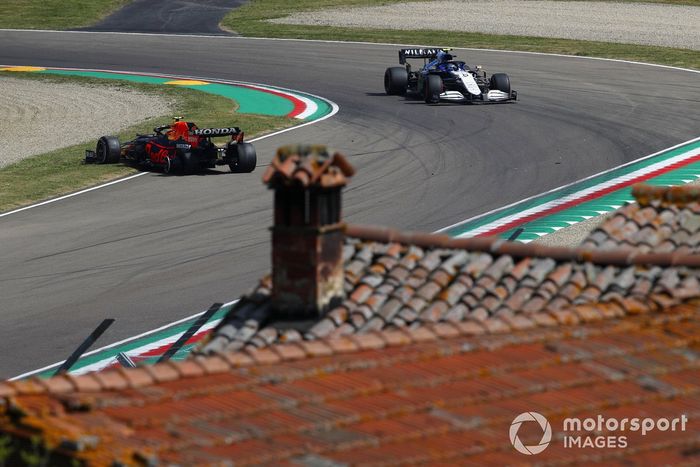 Nicholas Latifi, Williams FW43B, y Sergio Pérez, Red Bull Racing RB16B, parado en pista