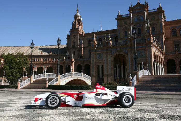 El coche del Sevilla FC, Superleague Formula, en la Plaza de España