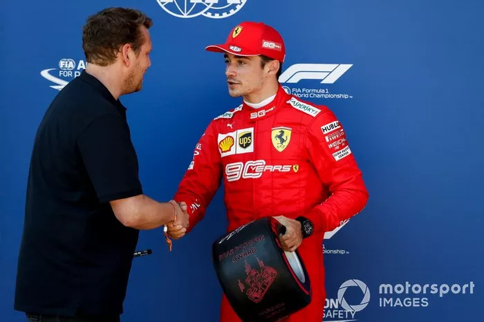 Charles Leclerc, Ferrari recibe el premio Pirelli Pole Position Award de manos de Lukas Lauda 