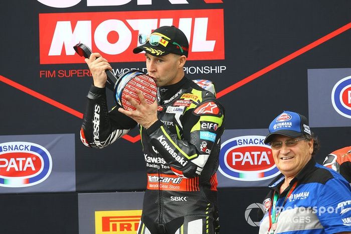 Podio: Jonathan Rea, ganador de la carrera 1, Kawasaki Racing Team
