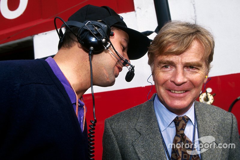 Nick Wirth, Team Principal Simtek, parla con Max Mosley, Presidente FIA, della tragica morte di Roland Ratzenberger