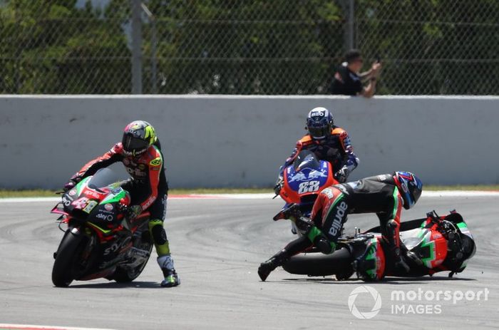 Bradley Smith, Aprilia Racing Team Gresini choca con Aleix Espargaro, Aprilia Racing Team Gresini