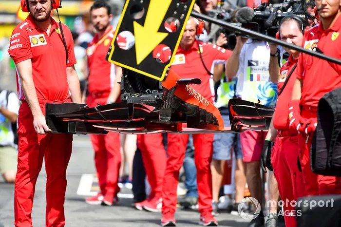 Meccanici Ferrari con un'ala frontale
