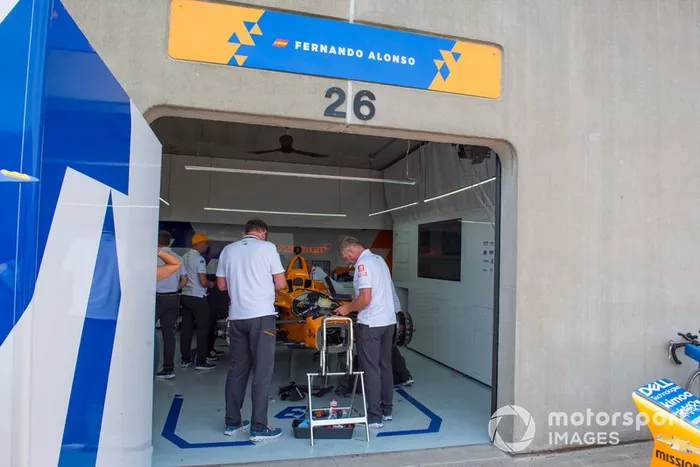Fernando Alonso, McLaren Racing Chevrolet, equipo prepara el coche de repuesto tras el accidente