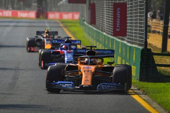 Carlos Sainz Jr., McLaren MCL34, voor Daniil Kvyat, Toro Rosso STR14, en Pierre Gasly, Red Bull Racing RB15