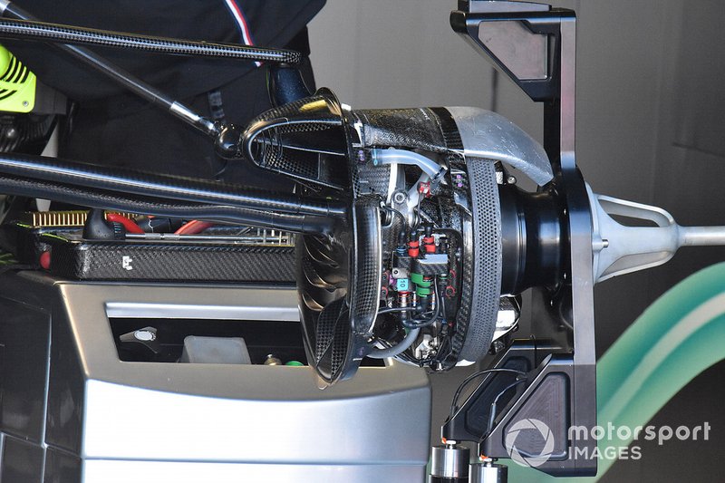 La suspension avant et un frein de la Mercedes AMG F1 W10