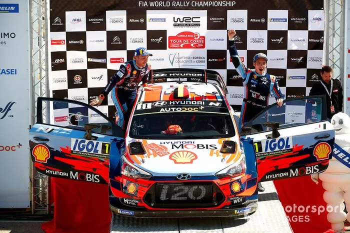 Podio: Thierry Neuville, Nicolas Gilsoul, Hyundai Motorsport Hyundai i20 Coupe WRC