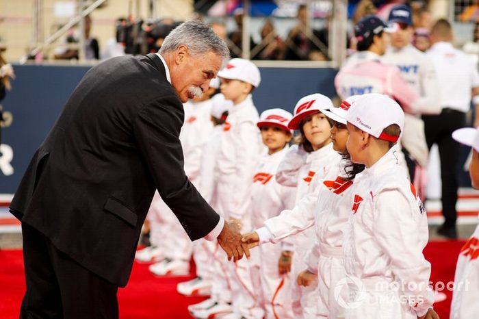 Chase Carey, presidente de la F1, con algunos chicos de la parrilla