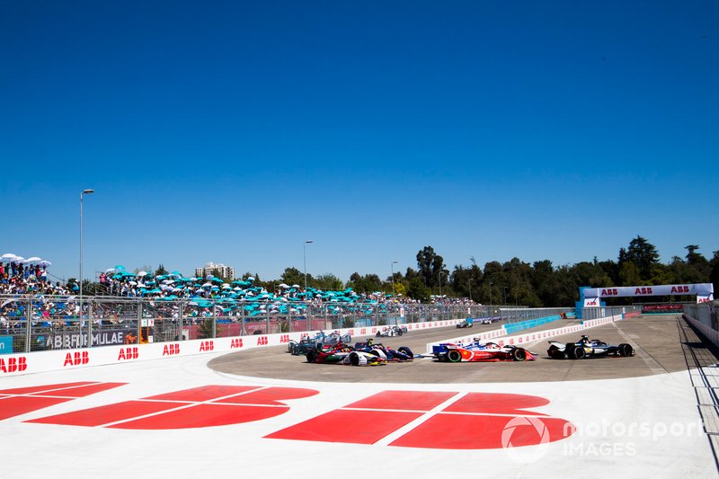 Sébastien Buemi, Nissan e.Dam, Nissan IMO1 Pascal Wehrlein, Mahindra Racing, M5 Electro as Sam Bird, Envision Virgin Racing, Audi e-tron FE05 makes a move on the inside of Daniel Abt, Audi Sport ABT Schaeffler, Audi e-tron FE05