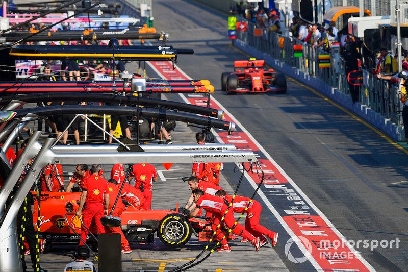 Sebastian Vettel, Ferrari SF90, torna al box mentre Charles Leclerc, Ferrari SF90, si avvicina
