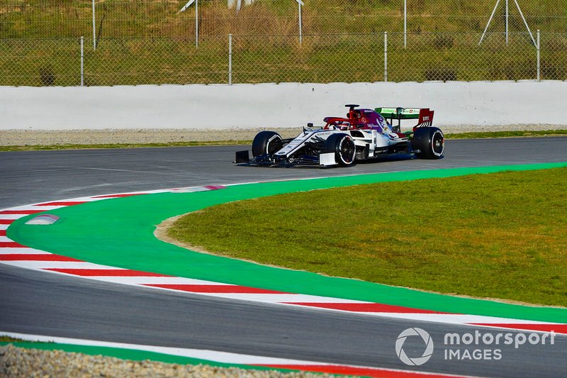 Kimi Raikkonen, Alfa Romeo Racing C38, spins into the gravel on the opening morning of testing