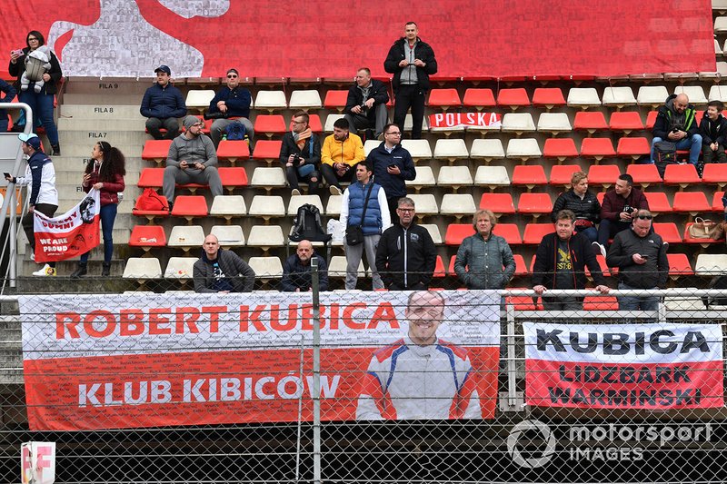 Fans and banners for Robert Kubica, Williams Racing