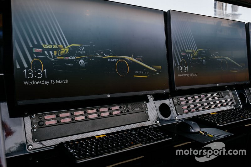 Renault F1 Team pit gantry detail