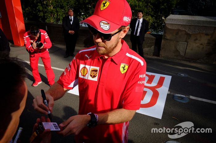 Sebastian Vettel, Ferrari firma autógrafos para los aficionados