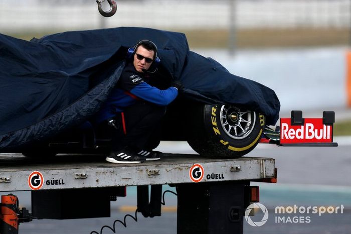 El coche de Alex Albon, Scuderia Toro Rosso STR14, recuperado por la grúa tras su fallo