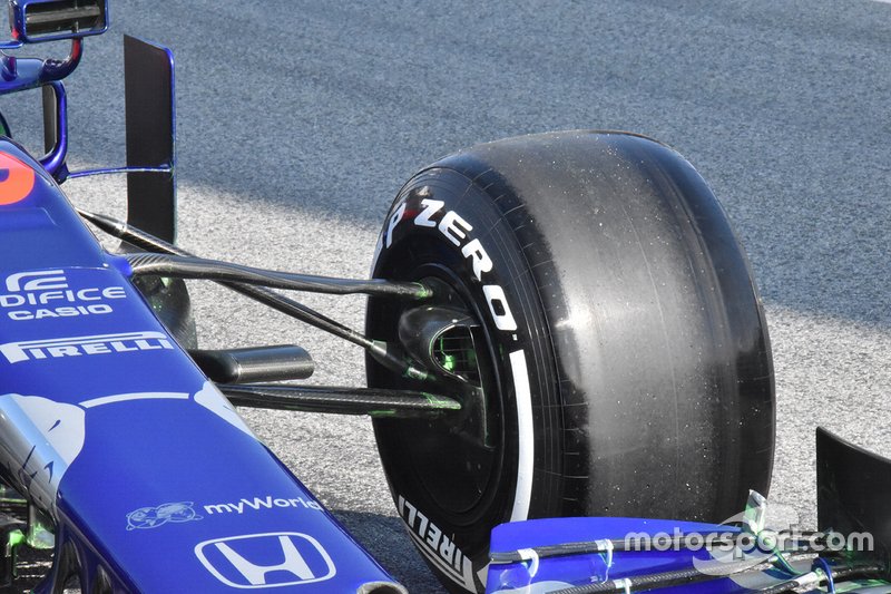Scuderia Toro Rosso STR14 suspension detail