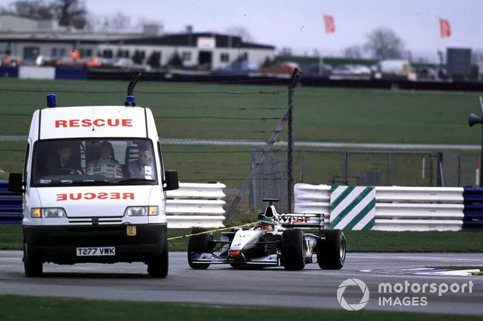 Olivier Panis, McLaren Mercedes est ramené au stand après une casse moteur