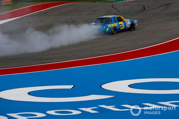 Daniel Ricciardo, McLaren, en el coche de Dale Earnhardt Wrangler Chevrolet Monte Carlo NASCAR de 1984