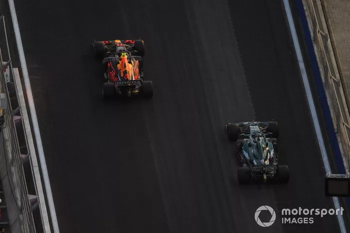 Sergio Pérez, Red Bull Racing RB16B, Lance Stroll, Aston Martin AMR21