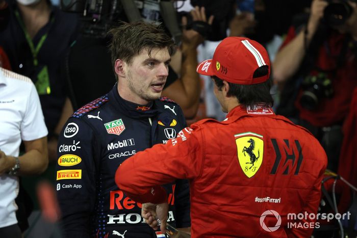 El tercer lugar Carlos Sainz Jr., Ferrari, felicita a Max Verstappen, Red Bull Racing, en el Parc Ferme