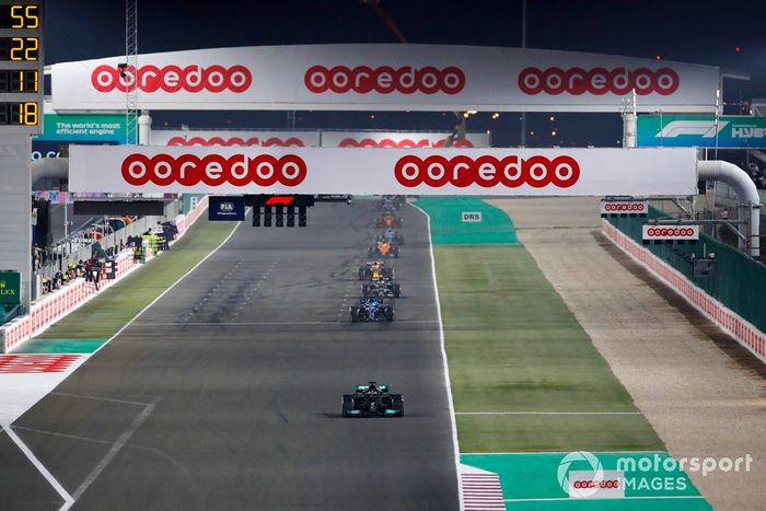 Lewis Hamilton, Mercedes W12, Fernando Alonso, Alpine A521, y Pierre Gasly, AlphaTauri AT02