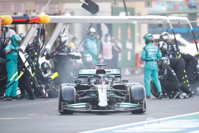 Lewis Hamilton, Mercedes W12 ,sale de pit box