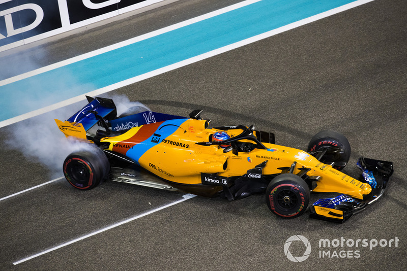 Fernando Alonso, McLaren MCL33, fait des donuts sur la grille