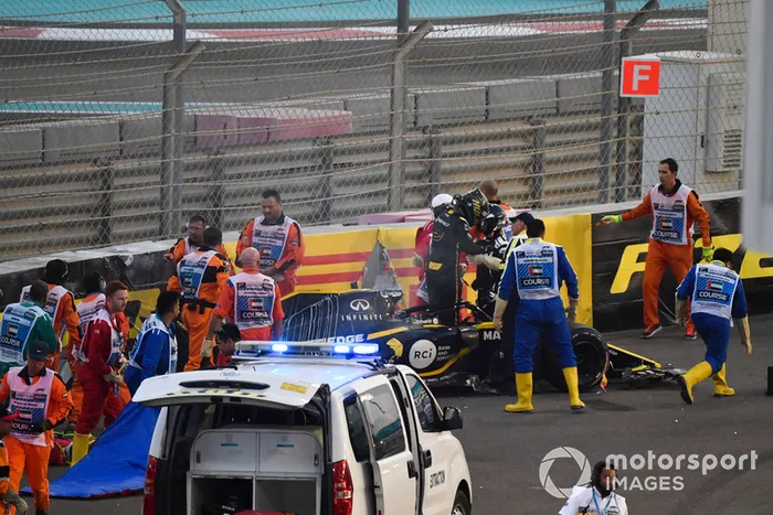 Los médicos y oficiales asisten a Nico Hulkenberg, Renault Sport F1 Team R.S. 18 que se estrelló y volcó en la primera vuelta