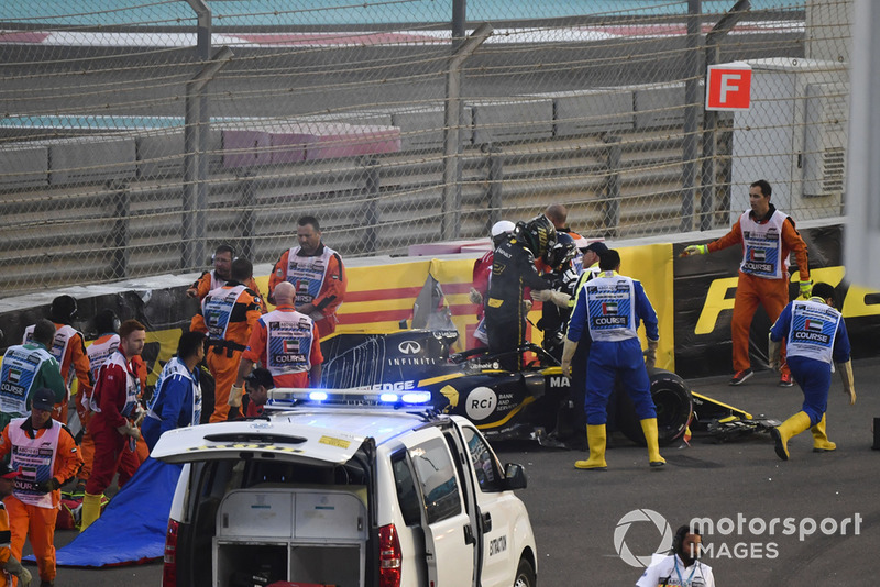 L'équipe médicale et les commissaires viennent en aident à Nico Hulkenberg, Renault Sport F1 Team R.S. 18 après son accident du premier tour
