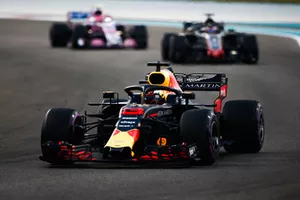 Daniel Ricciardo, Red Bull Racing RB14 precede Romain Grosjean, Haas F1 Team VF-18 ed Esteban Ocon, Racing Point Force India VJM11 