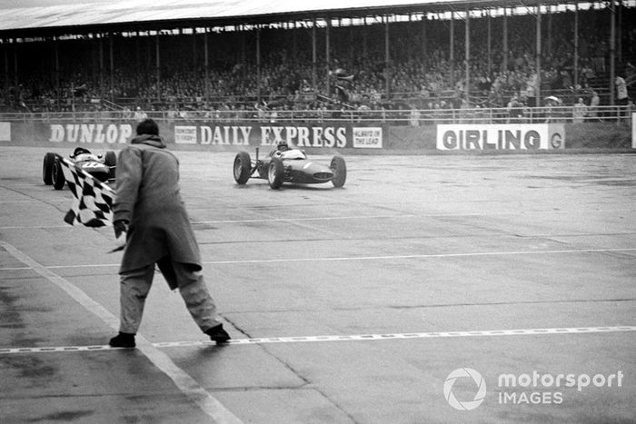 Graham Hill, BRM P578 supera al segundo clasificado Jim Clark, Lotus 24