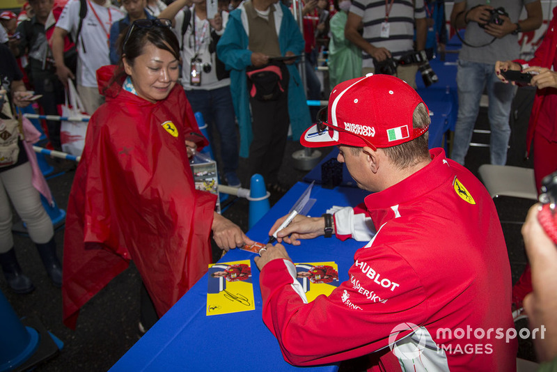 Kimi Raikkonen, Ferrari signs autographs for the fans