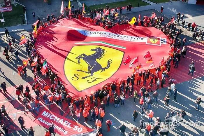 Bandera de Ferrari en la exposición 'Michael 50' en el Museo Ferrari en Maranello