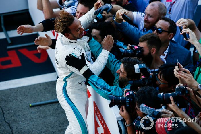 Ganador de la carrera Lewis Hamilton, Mercedes AMG F1, celebra con el equipo 