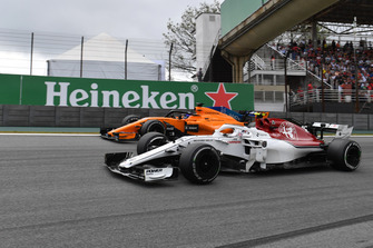Charles Leclerc, Sauber C37 ve Fernando Alonso, McLaren MCL33