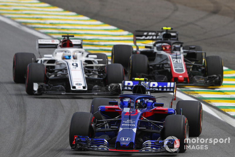 П'єр Гаслі, Scuderia Toro Rosso STR13, попереду Маркуса Ерікссона, Sauber C37, та Кевіна Магнуссена, Haas F1 Team VF-18