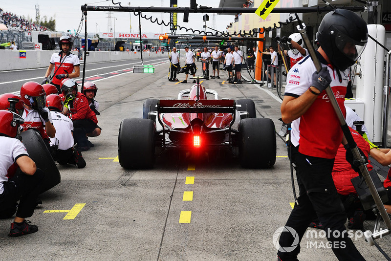Charles Leclerc, Sauber C37 pit stop