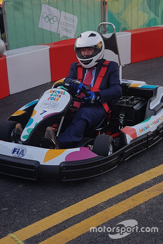 Presiden IOC, Thomas Bach, menjajal salah satu gokart di Olimpiade Remaja.